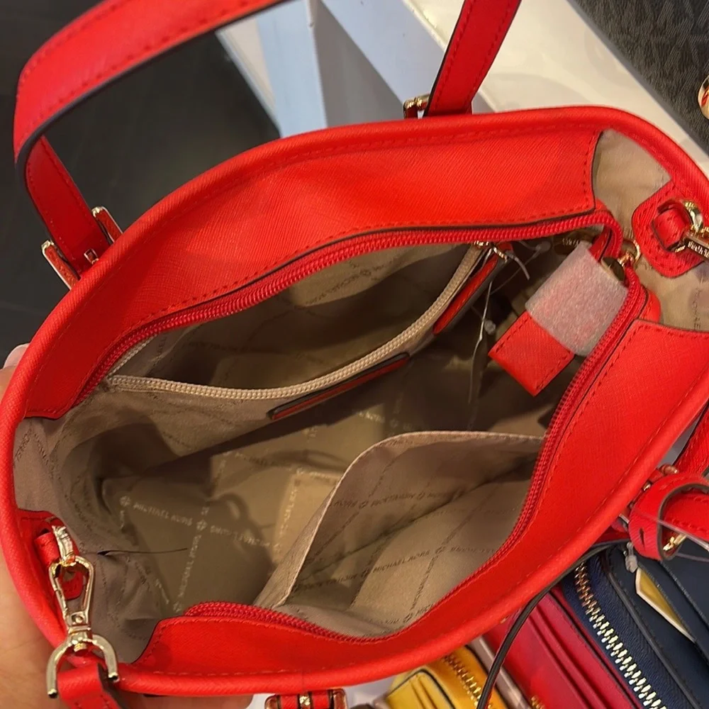 MICHAEL KORS
Jet Set Travel Extra-Small Saffiano Leather Top-Zip Tote Bag
NWT - Picture 4 of 16